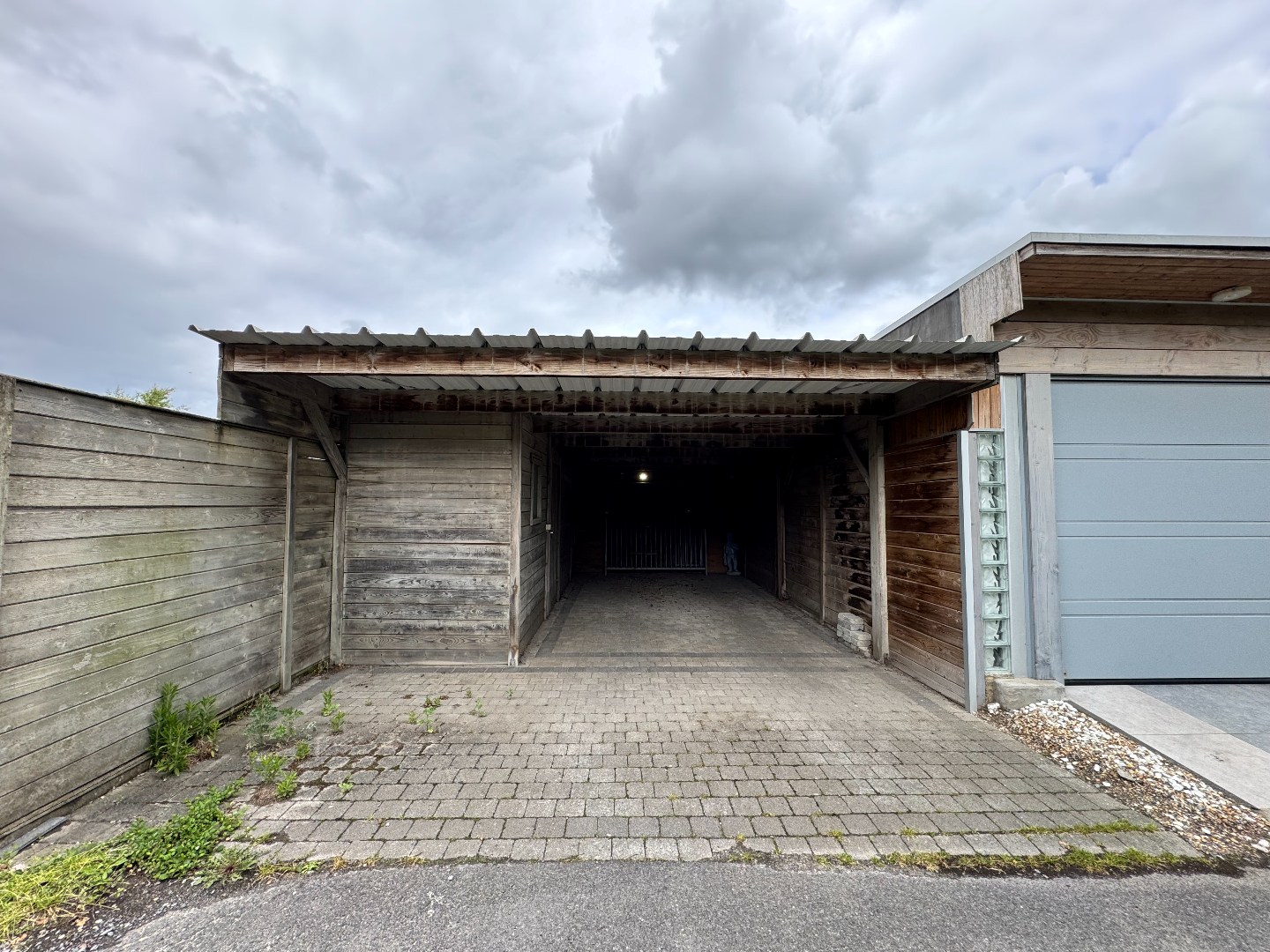 Gesloten bebouwing met 4 slaapkamers, binnenkoer en overdekte autostaanplaats. 