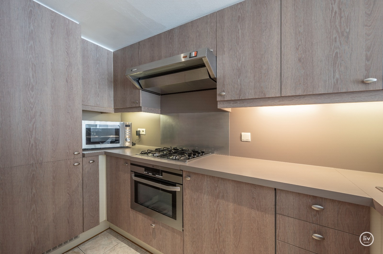 Appartement confortable d'une chambre avec terrasse ensoleillée situé dans un emplacement de premier choix près de l'avenue Dumortier. 