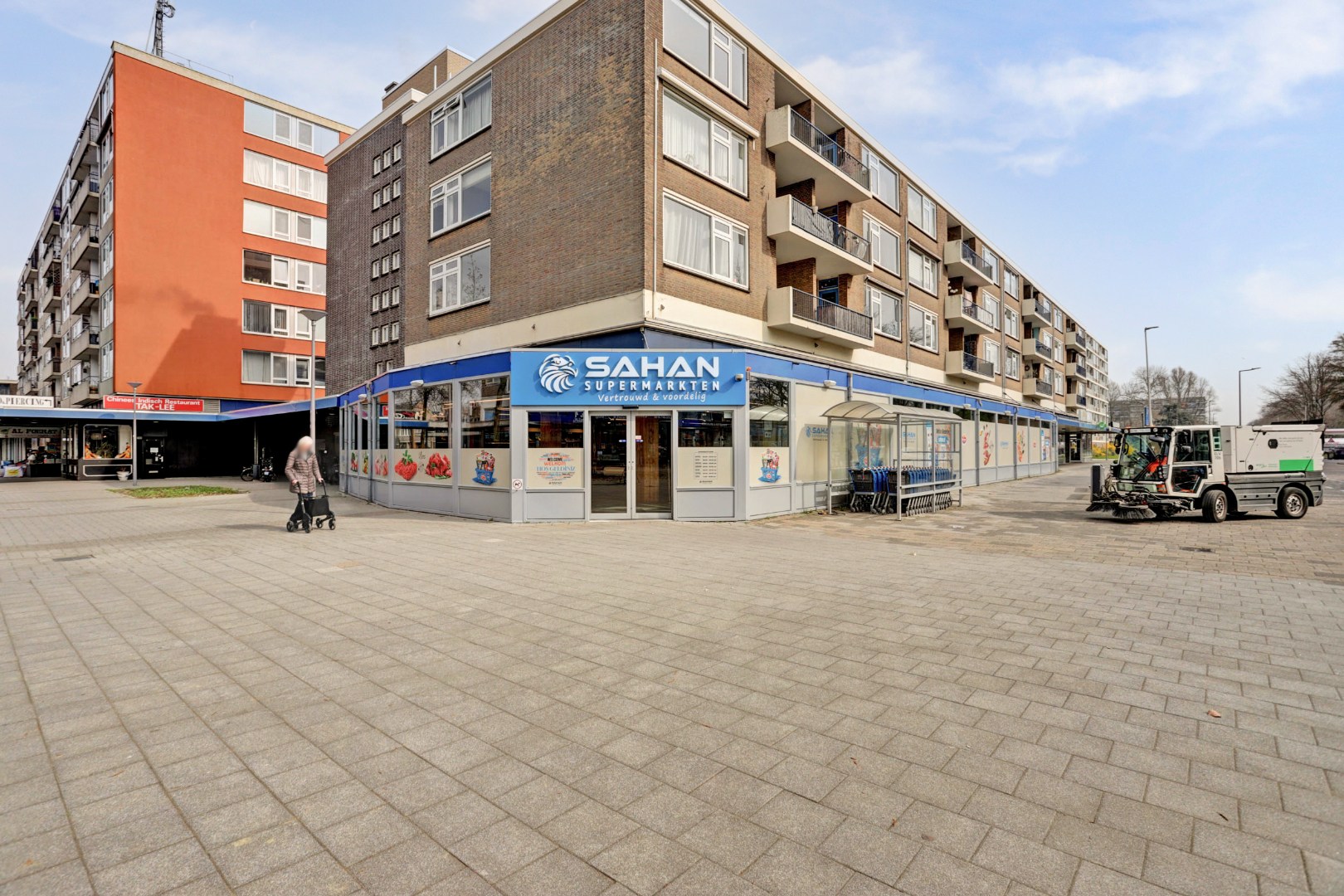 In het geliefde "Lage Land' is gelegen deze uitgebouwde 5-kamer tussenwoning met zonnige en diepe tuin en geheel gelegen op eigen grond. 