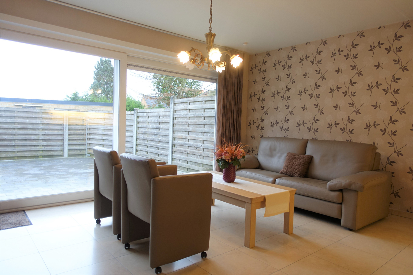 Gelijkvloers appartement met tuin en garage 