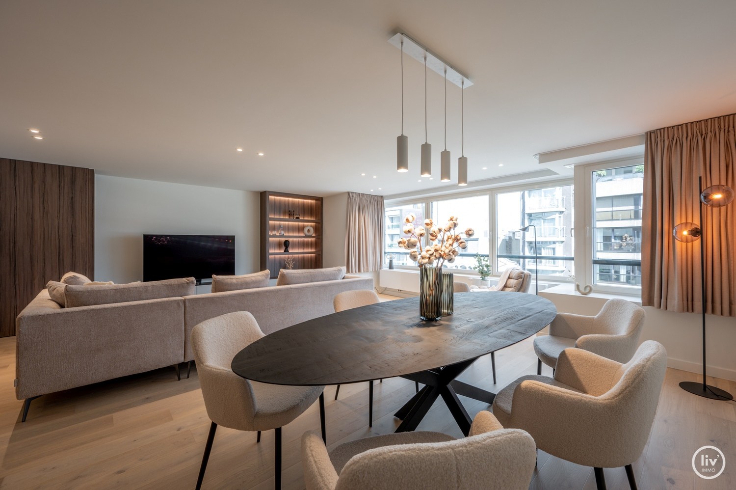 Prachtig, ruim gerenoveerd appartement met een mooie gevelbreedte van 7 m, gelegen op de Lippenslaan te Knokke. 