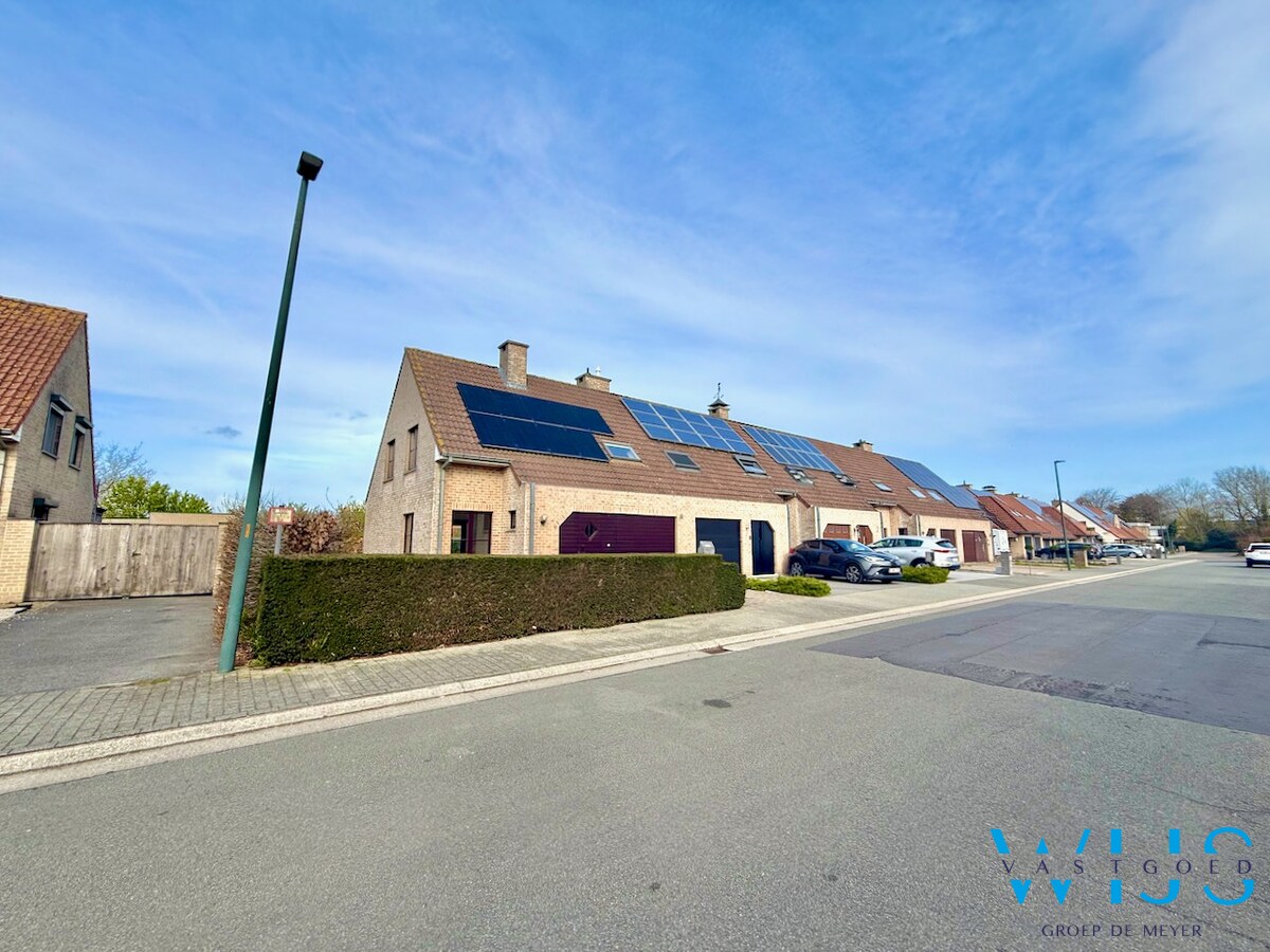 Instapklaar woonhuis in woonwijk te Eeklo! 