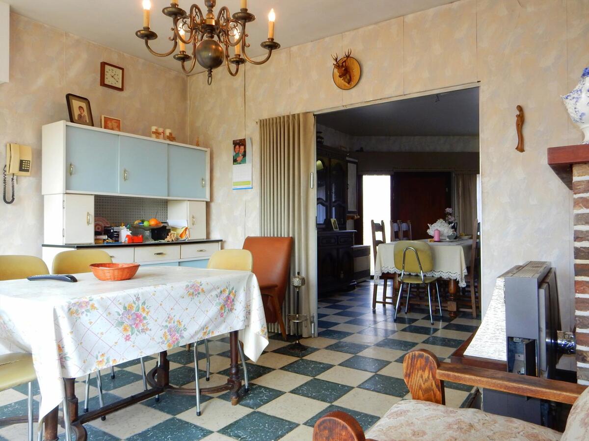 Op te knappen vrijstaande woning 