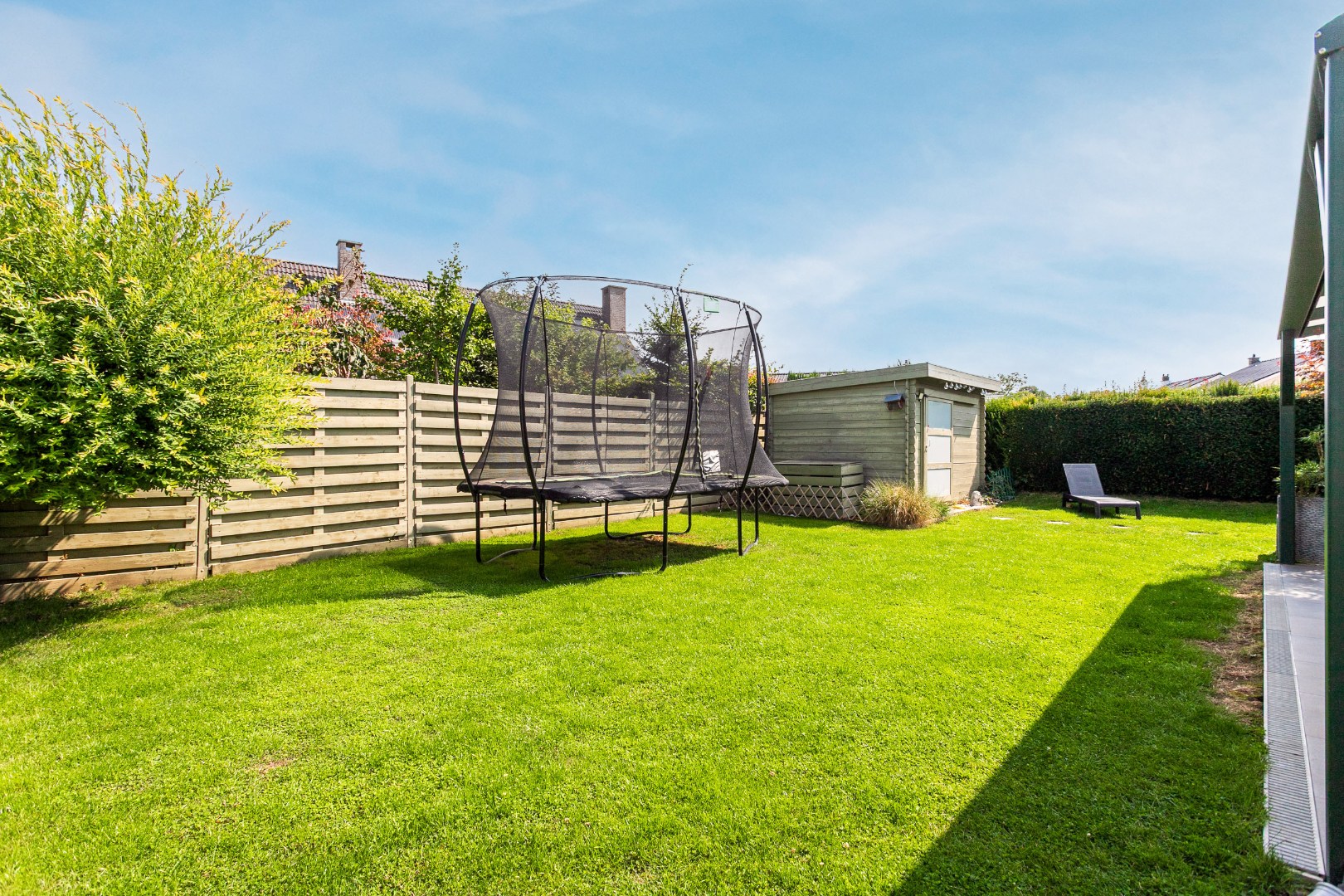 Gerenoveerde villa met 4 slaapkamers, garage en tuin in gegeerde woonwijk te Buizingen 