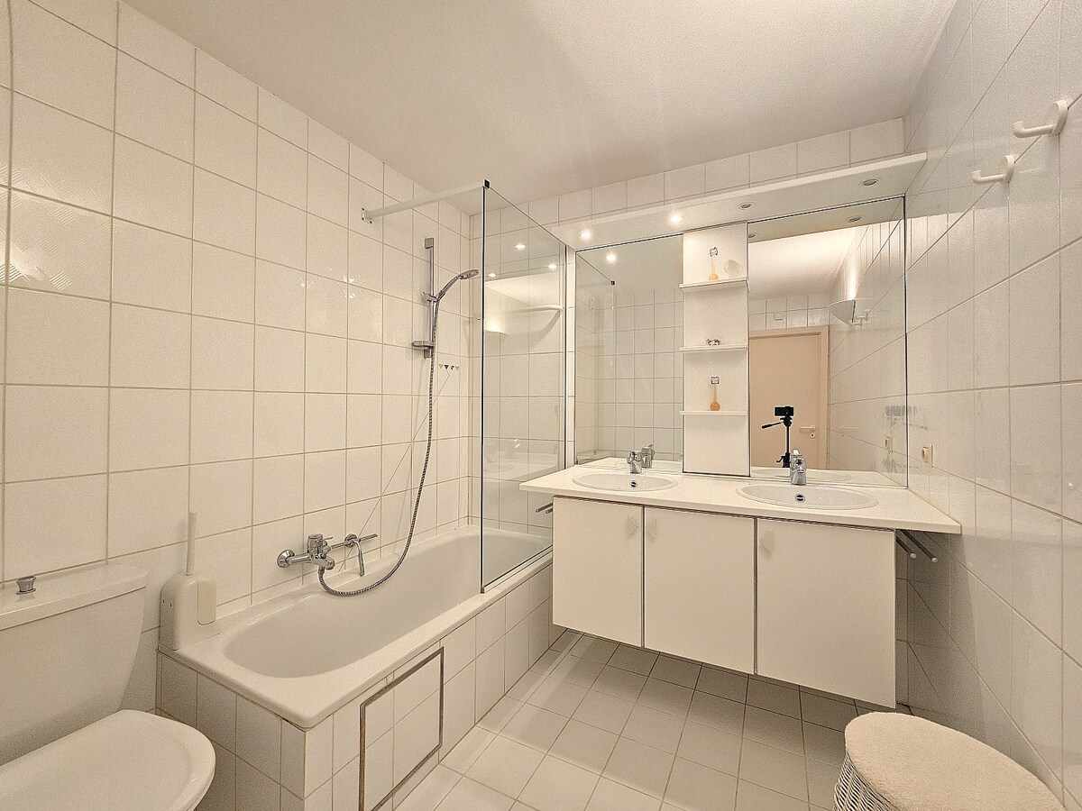 Appartement en angle unique avec une grande terrasse et vue sur la mer ! 