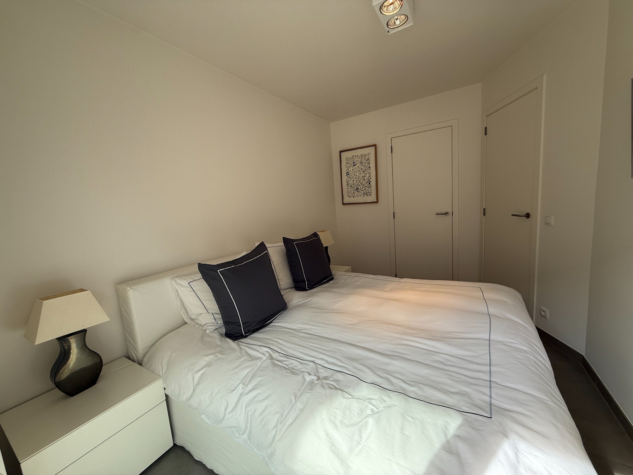 Heel goed gelegen en netjes onderhouden appartement met een open zicht en 2 slaapkamers gelegen in de Koningslaan, vlakbij de Zeedijk. 