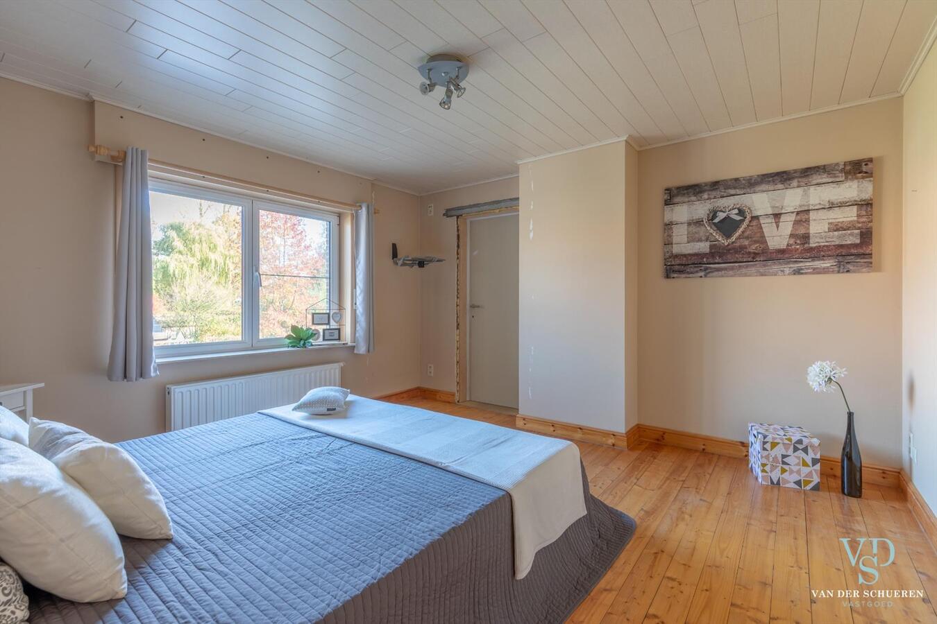 Praktische en degelijke woning in hartje Dikkelvenne . Bijzonder ruim ! 