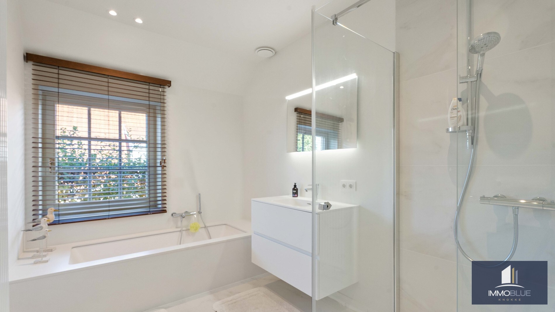 Exclusieve villa gelegen in een rustige, residentiële wijk . 