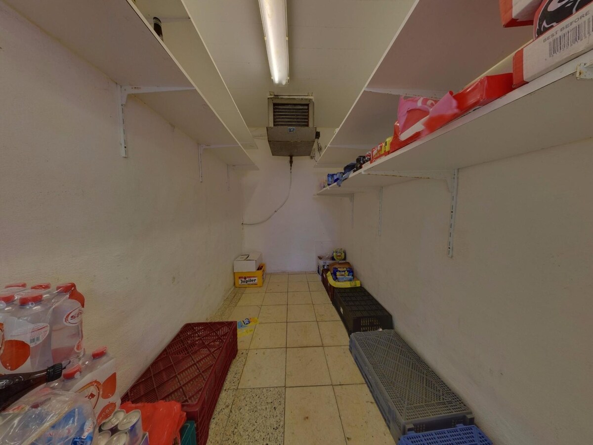 Handelspand met ruime woonst op topligging in Sint-Andries 