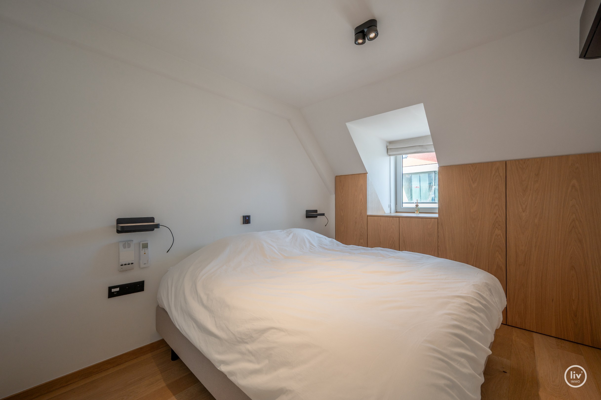 Uniek HOEK duplexappartement/penthouse met panoramisch uitzicht over de Dumortierlaan te Knokke. 