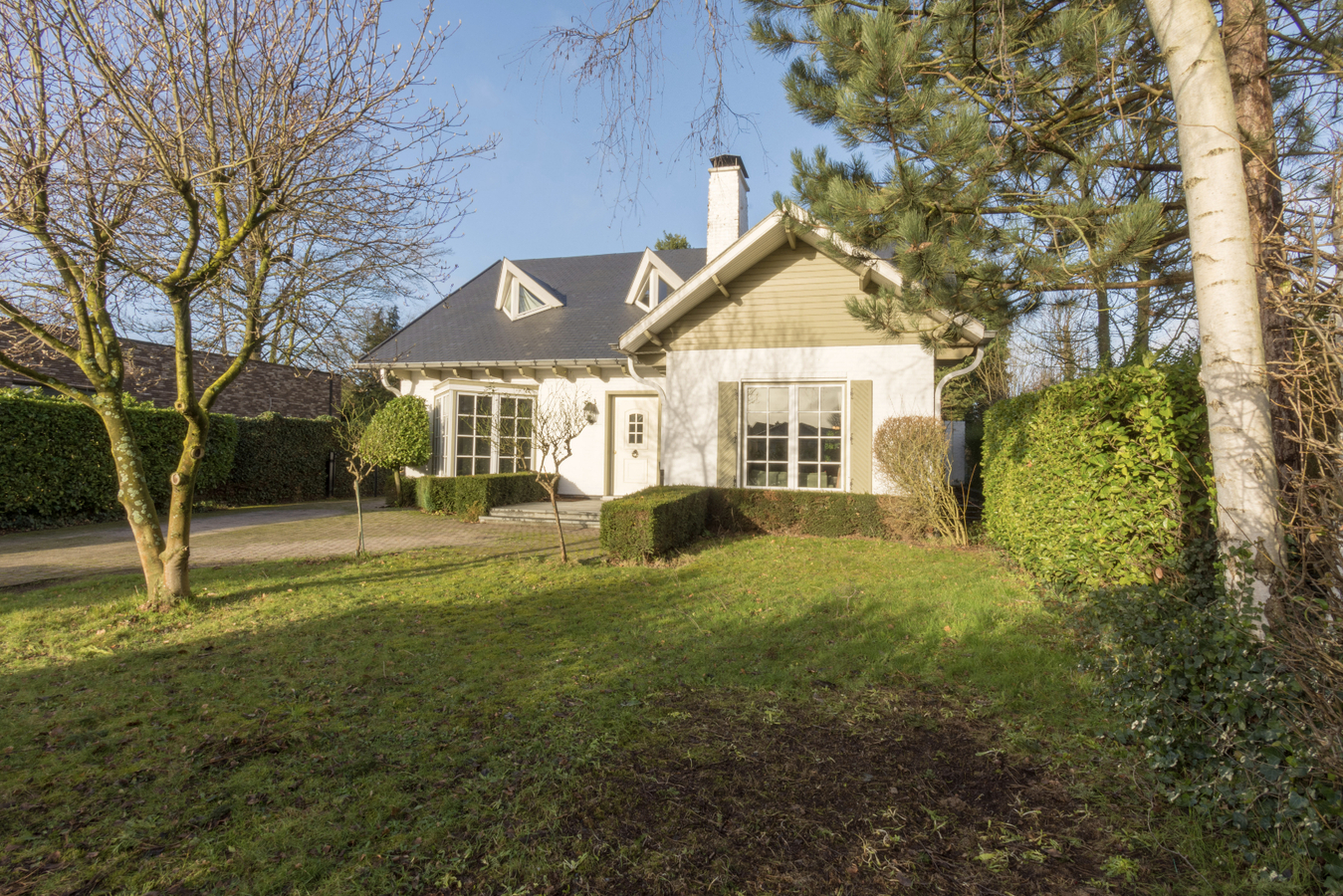 Ruime gezinswoning met verwarmd buitenzwembad 