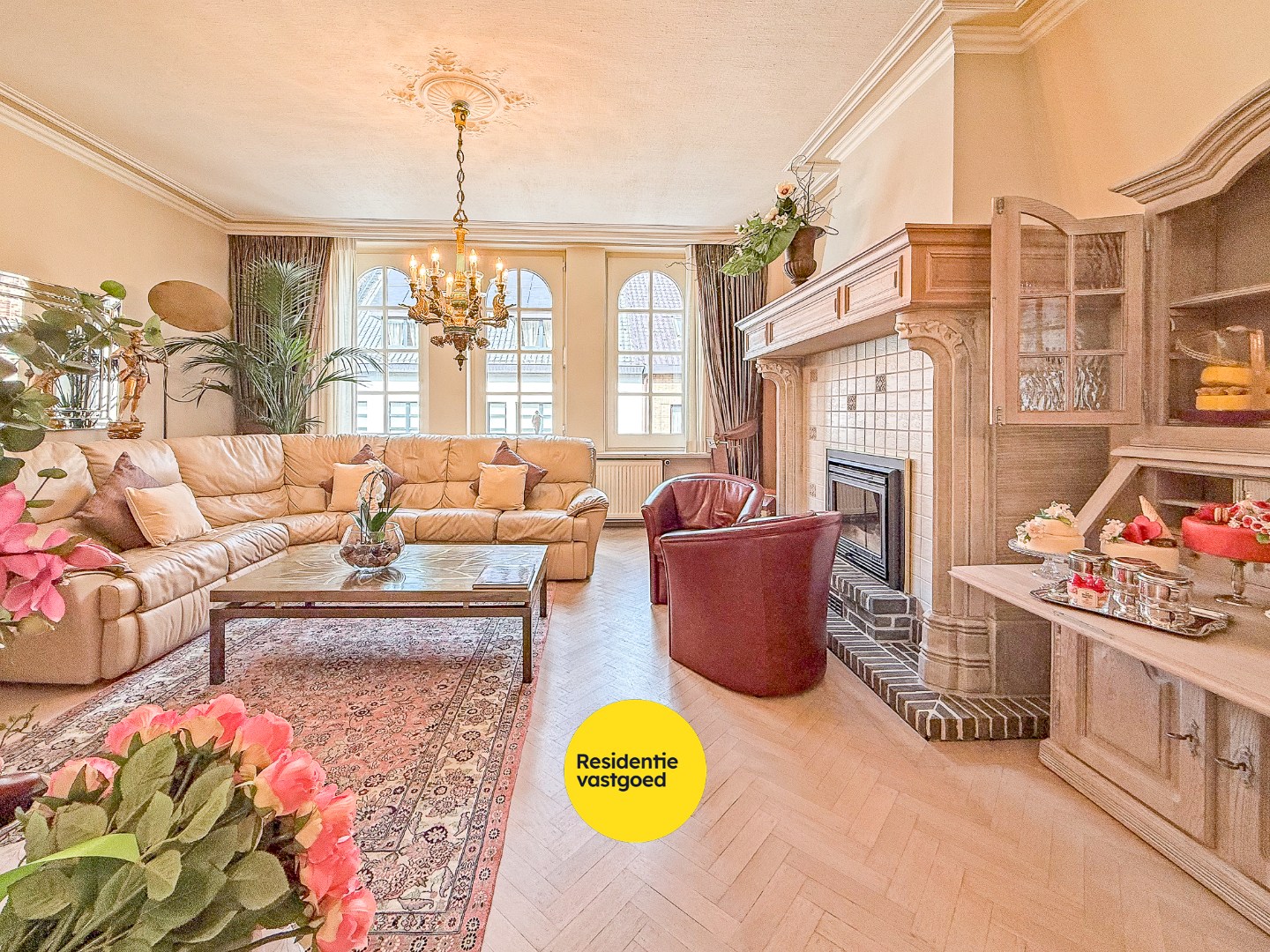 Prachtig herehuis met woonst en handelsruimte te Nieuwpoort-Stad op een zeer commerciële ligging in de Marktstraat op 400 m². 