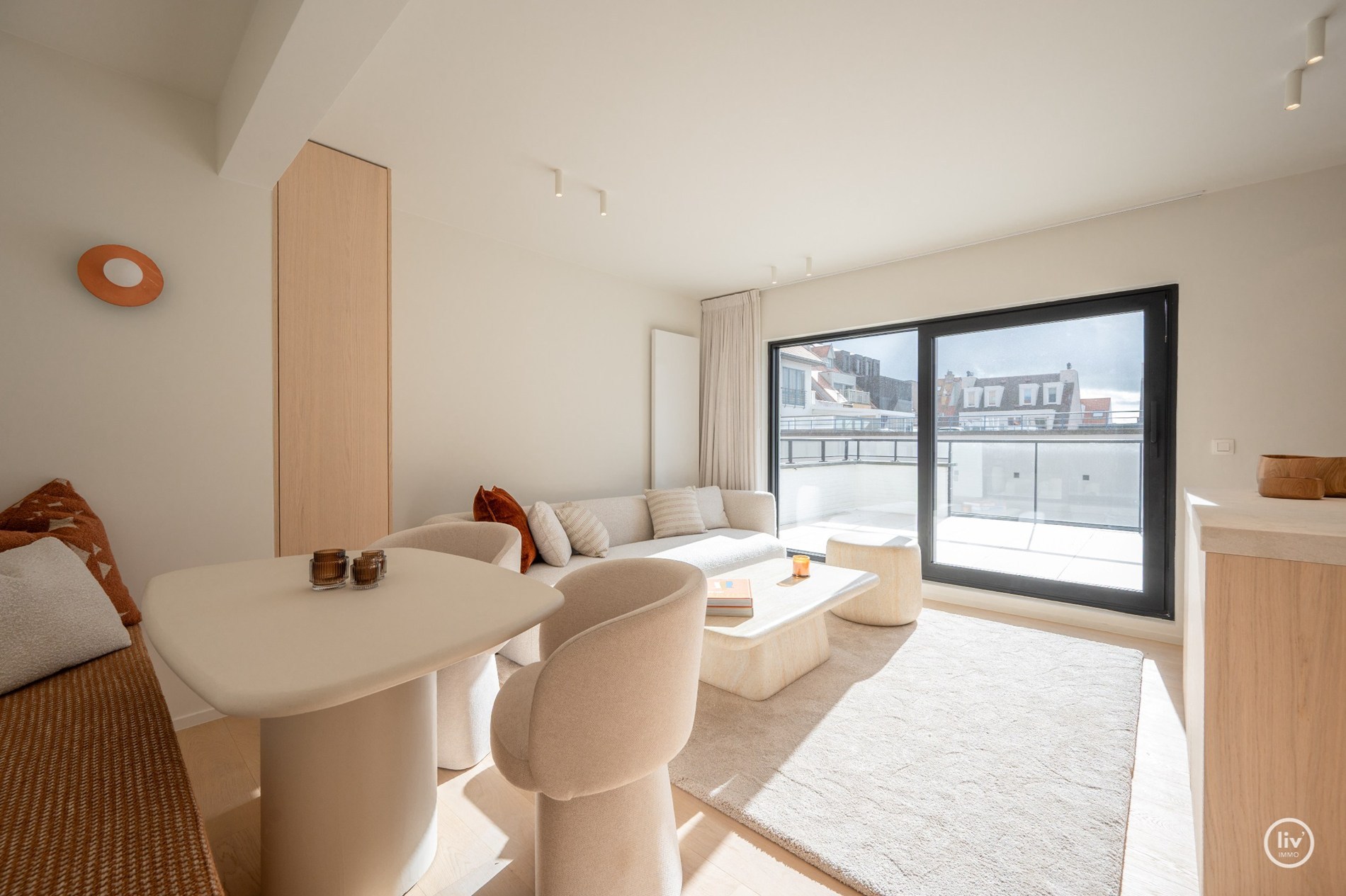 Gerenoveerd penthouse met 2 slaapkamers centraal gelegen op de August Dansestraat te Knokke. 