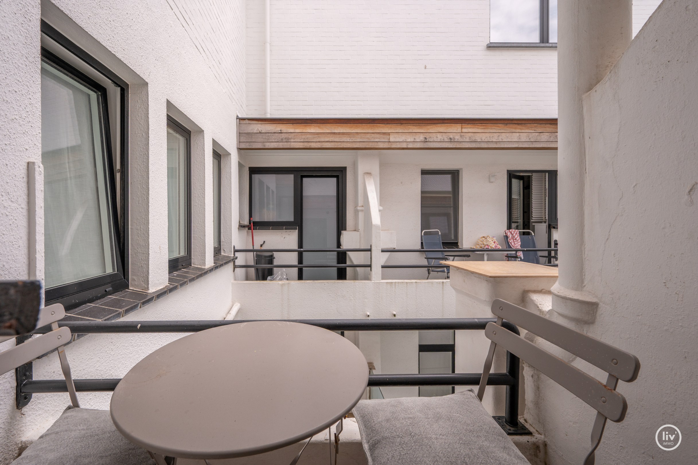 Recent gerenoveerd hoekappartement in een villaresidentie op enkele passen van de zee 