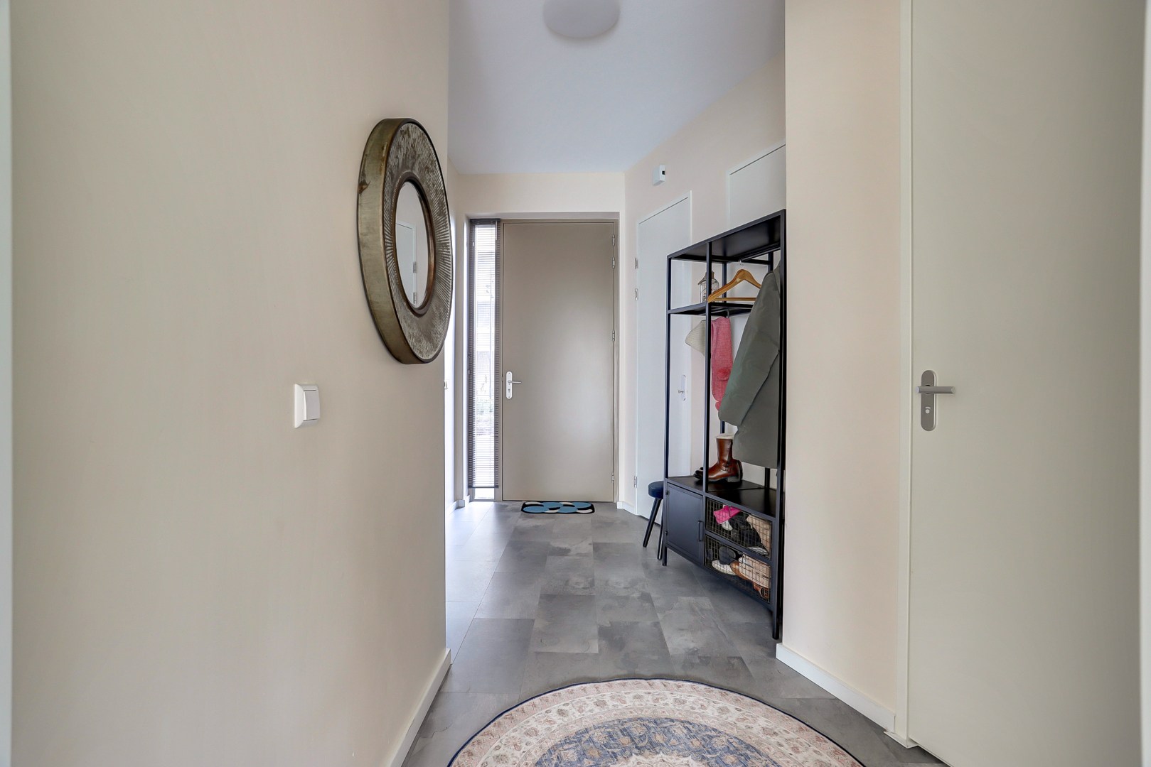 Modern en energiezuinig appartement (A++) met ruim terras op het westen, eigen parkeerplaats, fraaie keuken, badkamer en gelegen op eigen grond. 