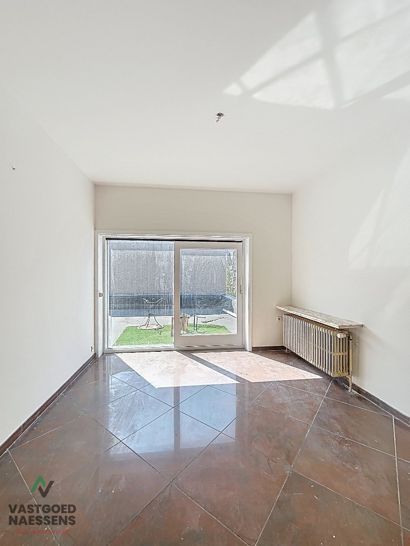 Maison d'angle avec entrepôt - garage - 5 chambres à coucher et terrasse 