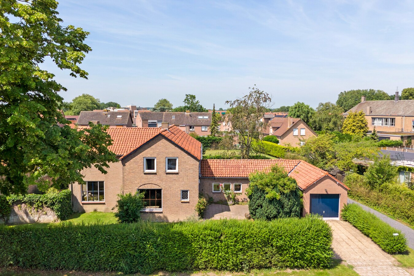 Vrijstaande woning met vijf slaapkamers, garage en royale tuin 