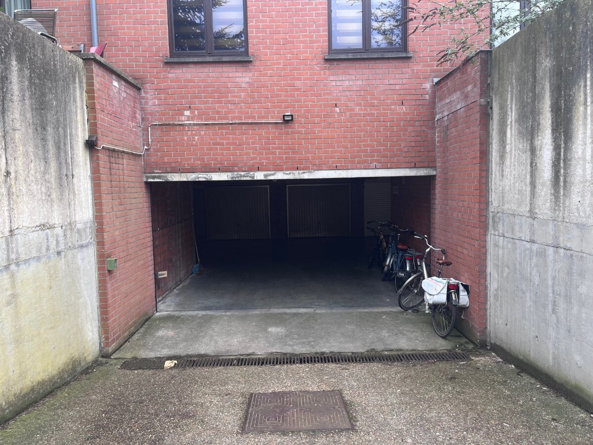 Ondergrondse garagebox met metalen kantelpoort, in Res. Cederboom, inrit Greenhillstraat 