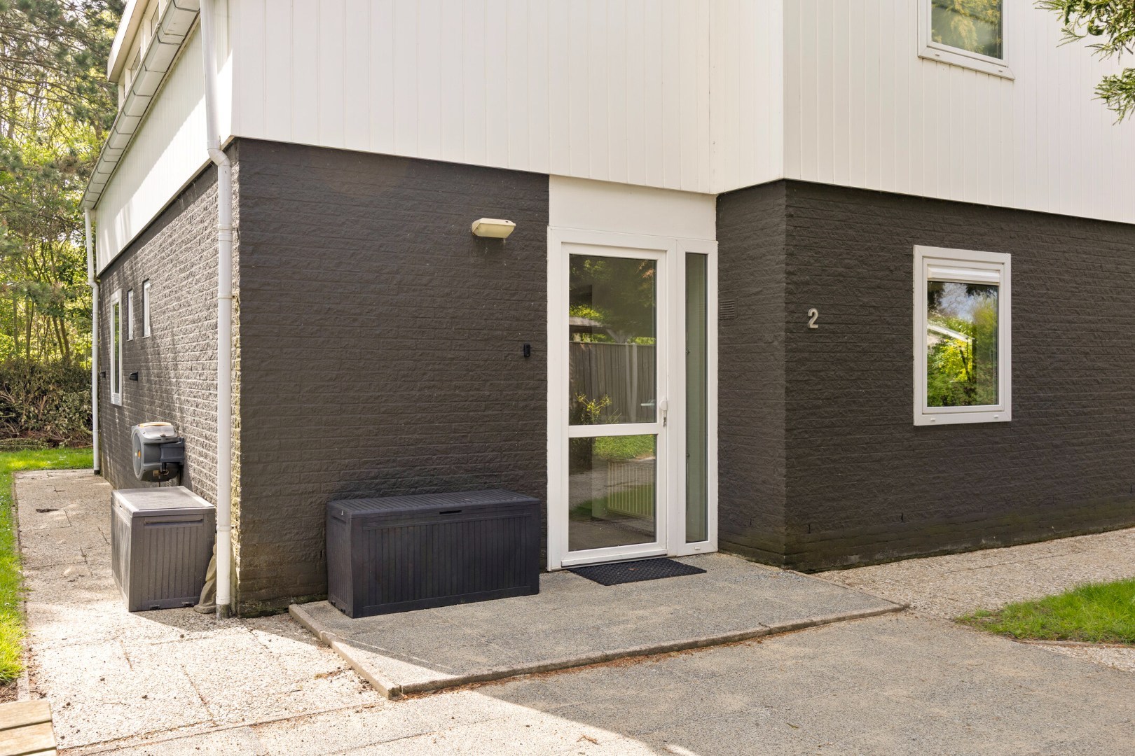T.A. Makelaardij biedt aan: Populierenlaan 2 te Kamperland. Op loopafstand (ca. 200m.) van het Veerse Meer staat deze rustig gelegen vrijstaande woning op een royaal perceel (860m2) aan een doodlopend 