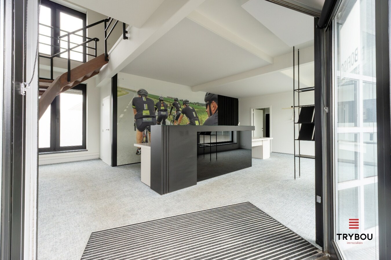 Groot kantoorgebouw op toplocatie te Ieper 