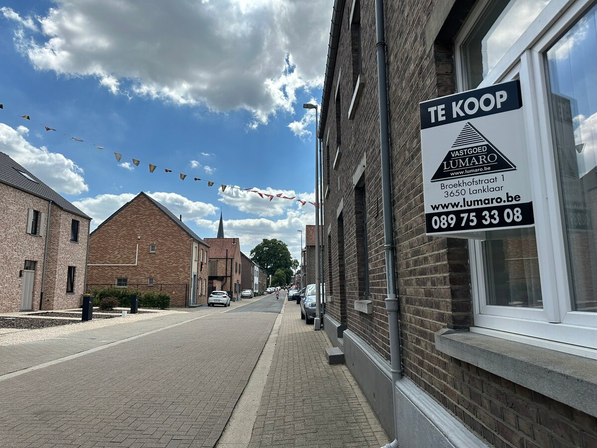 Charmant Leut : te renoveren woning met 3 slaapkamers, terras, tuin, garage, berging. 
