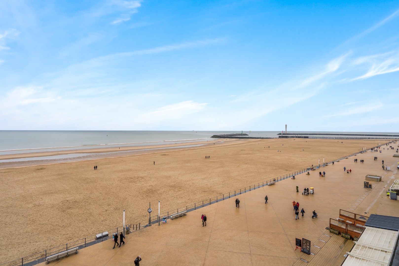 STUDIO MET FRONTAAL ZEEZICHT EN TERRAS OP TOPLIGGING 