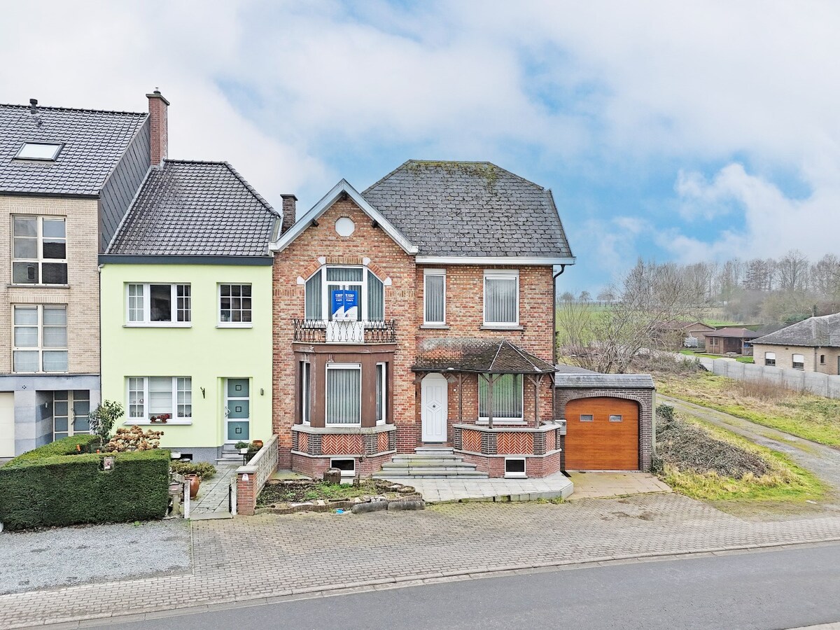 Statige woning met garage en ruime tuin te centrum Zottegem 