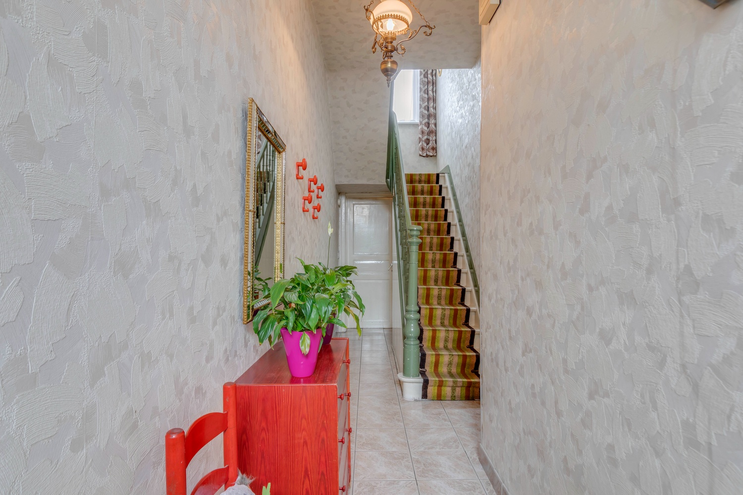 Op te knappen woning met prachtige tuin! 