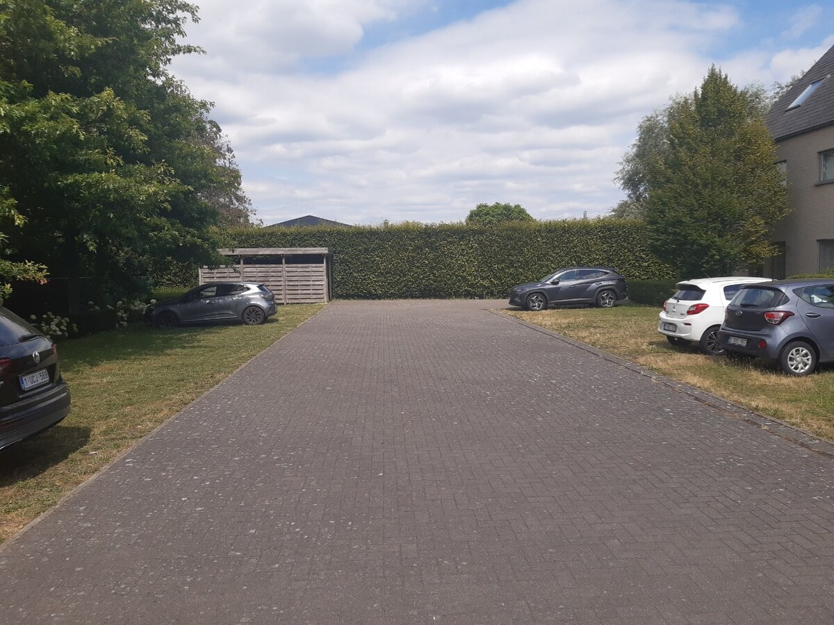 Eigentijds appartement met 2 autostaanplaatsen 