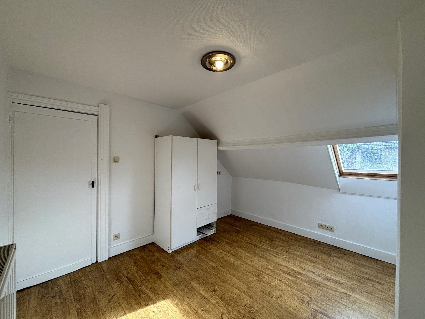 Goed onderhouden gezinswoning met 3 slpk. en ruimte voor bijberoep in Mol-Sluis 