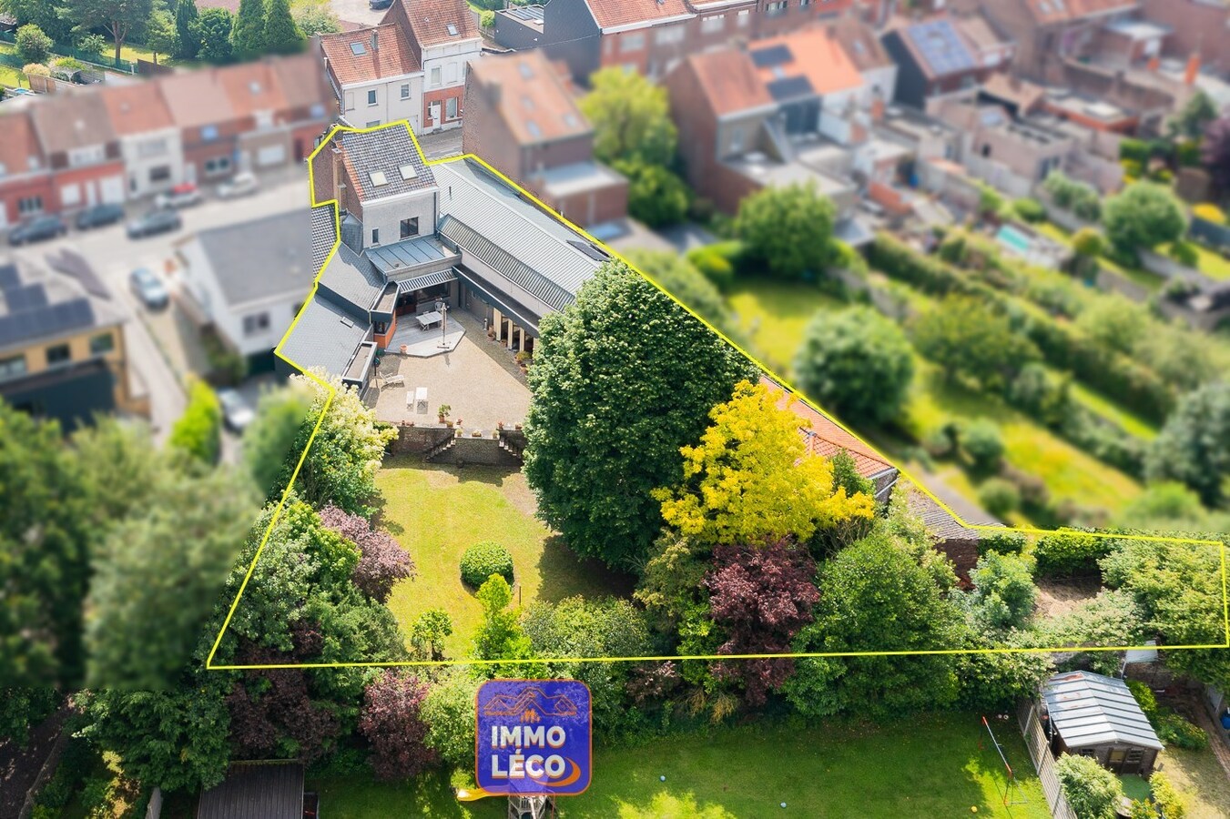 Grand espace professionnel avec maison de style en semi plain-pied, érigés sur 1800m² ! 