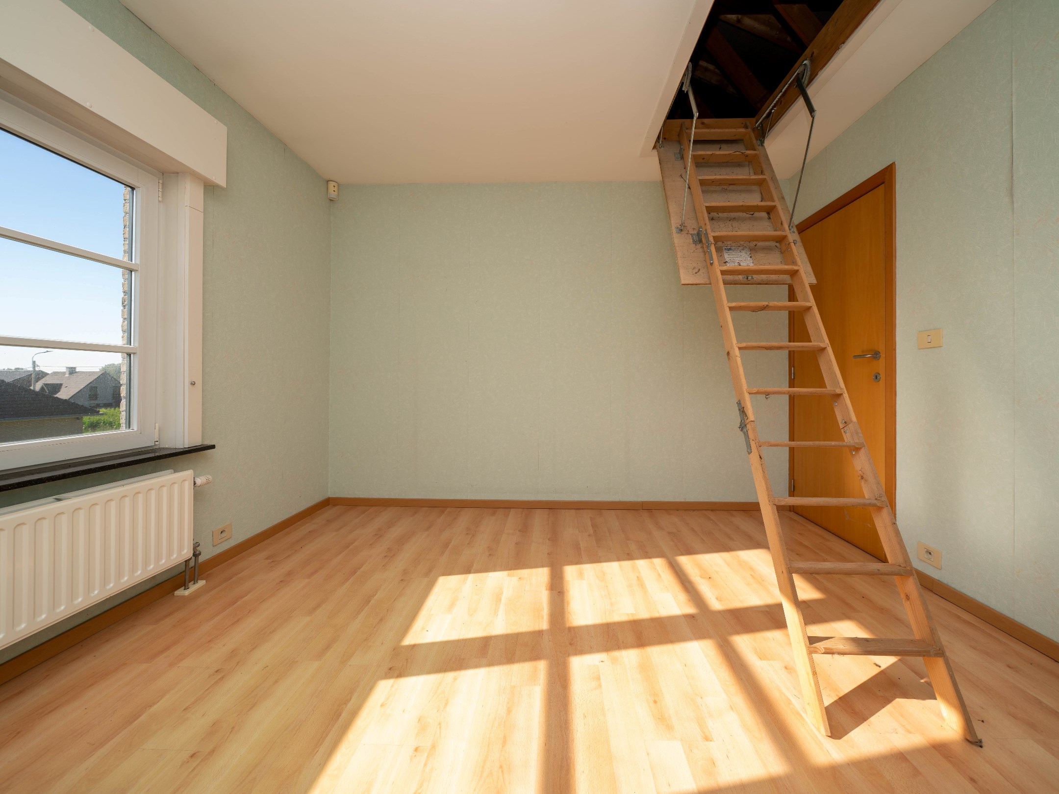 Lichtrijke, ruime woning met 3 kamers, garage en tuin 