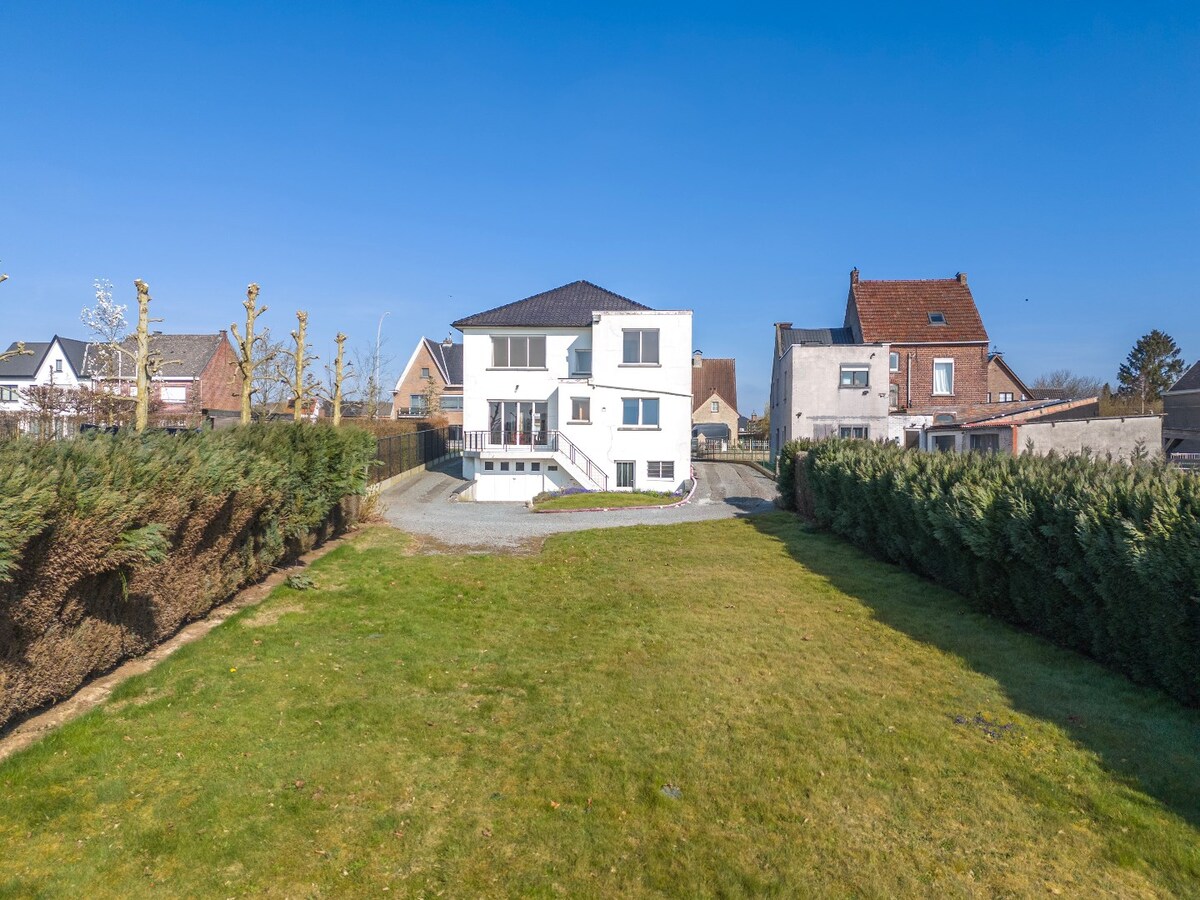 Ruime, karaktervolle woning met zuidgerichte tuin te Hillegem 