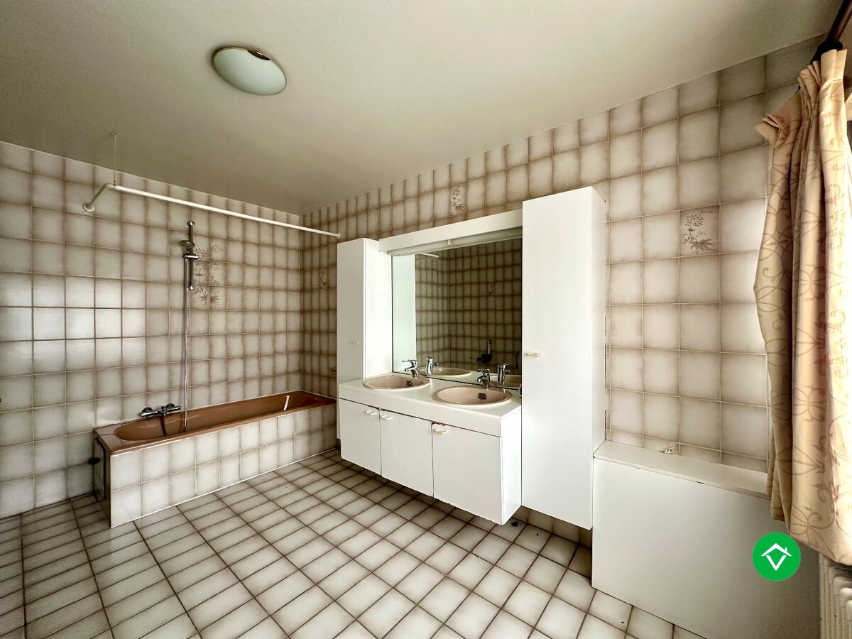 Alleenstaande woning met bakstenen garage en ruime tuin in Ichtegem 