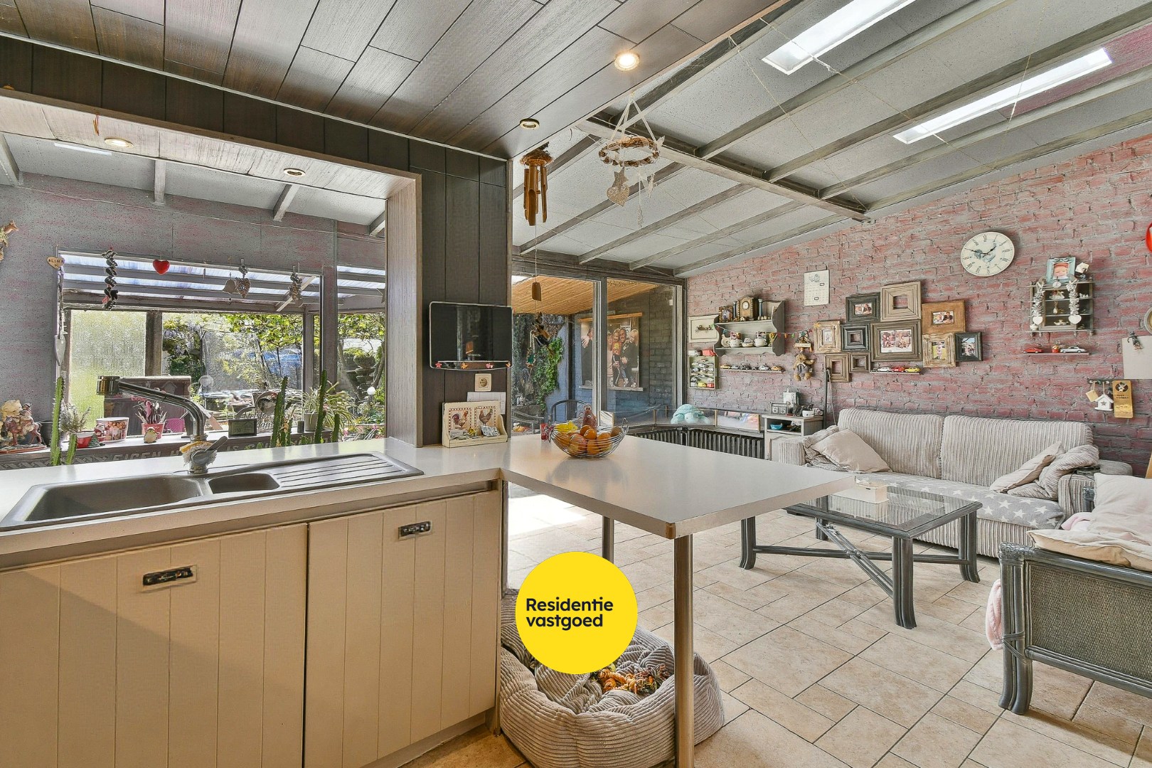 Woning met drie slaapkamers, garage en zonnige tuin 