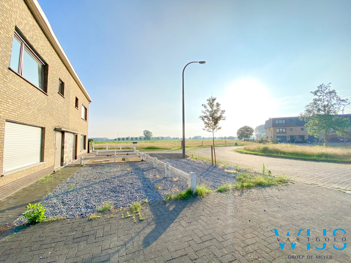 Op te frissen/te renoveren gezinswoning op TOPlocatie te ERTVELDE! 