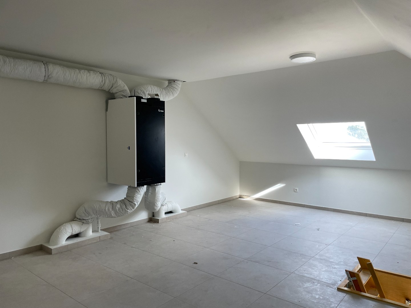 Zeer ruime moderne halfopen nieuwbouwwoning met tuin/terras en garage 