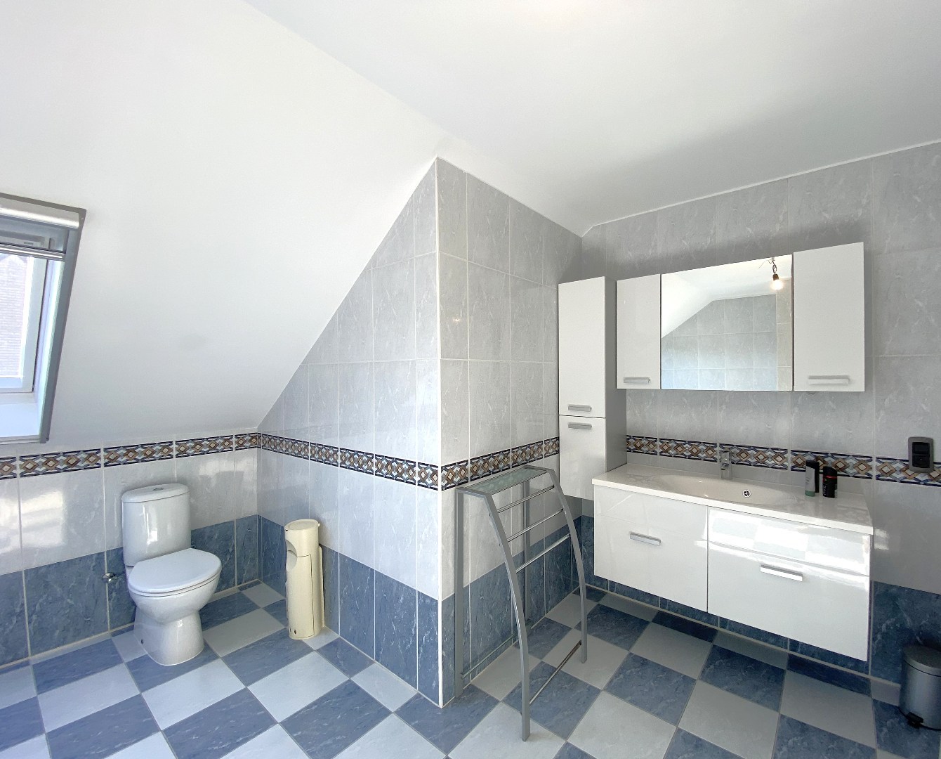 Zeer goed onderhouden ruime villa met tuin op topligging te Sint-Eloois-Vijve! 