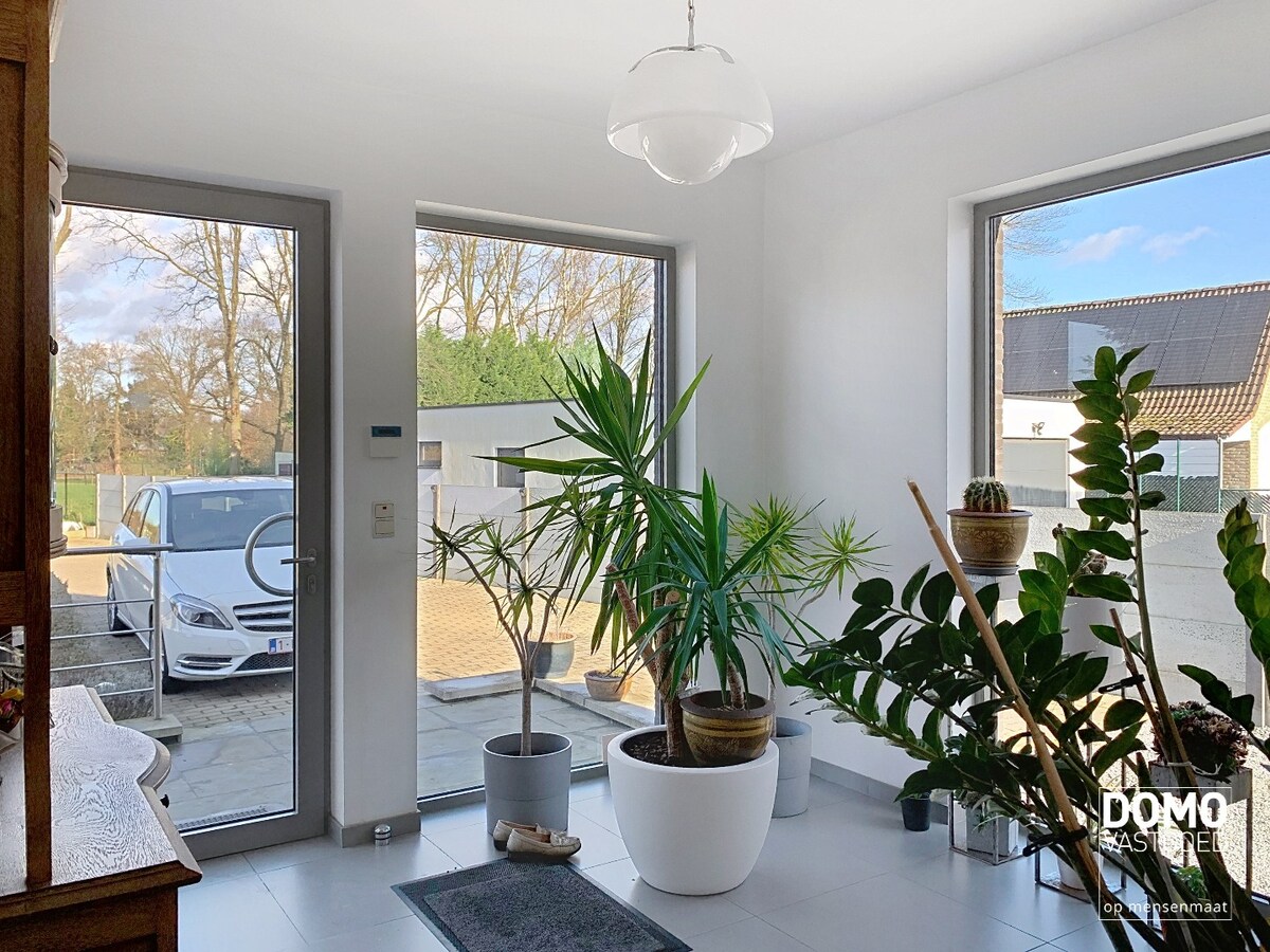 COMMERCIEEL PAND MET RUIM APPARTEMENT OP ZICHTBARE LOCATIE IN HERK-DE-STAD 