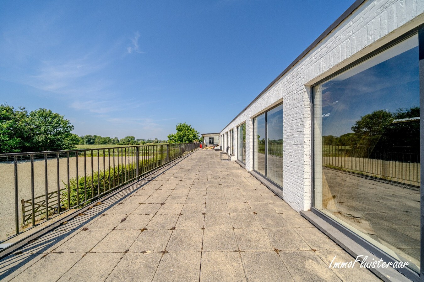 Unieke hippische accommodatie met 5 appartementen/studio’s op ruim 2,5 ha te Amougies (Henegouwen) 