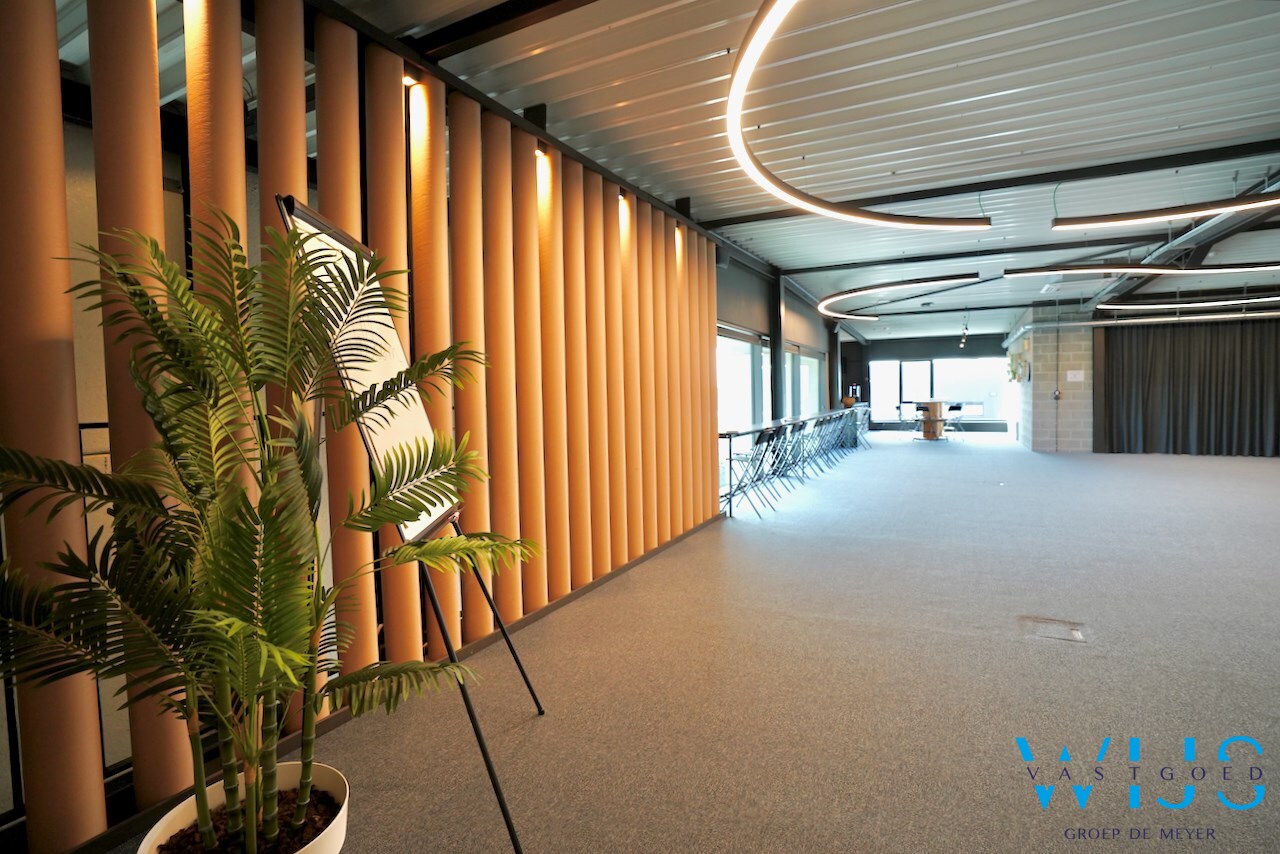 UNIEKE kantoorruimte (boven KLAAR) te Assenede ! 