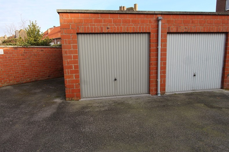 Appartement met 2 slaapkamers en garage te Bredene 