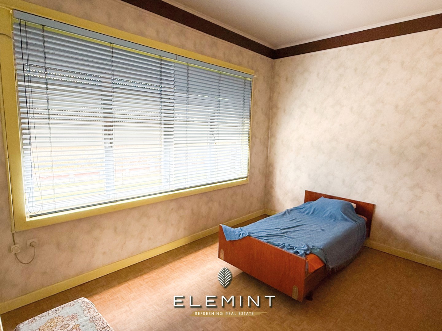 Op te frissen, goed onderhouden rijwoning met 3 slaapkamers 