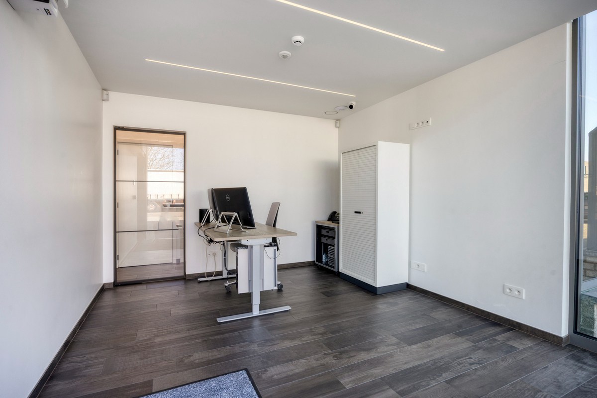 Grondig gerenoveerd KMO gebouw met magazijn en kantoorruimtes in Heverlee op een perceel van 11a19ca! – EPC -22,65 kWh/m² 