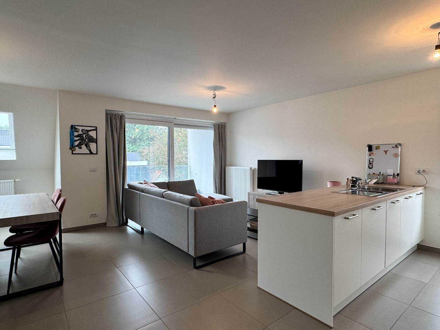 Recent appartement op de 2de verdieping met 2 terrassen en een autostaanplaats 