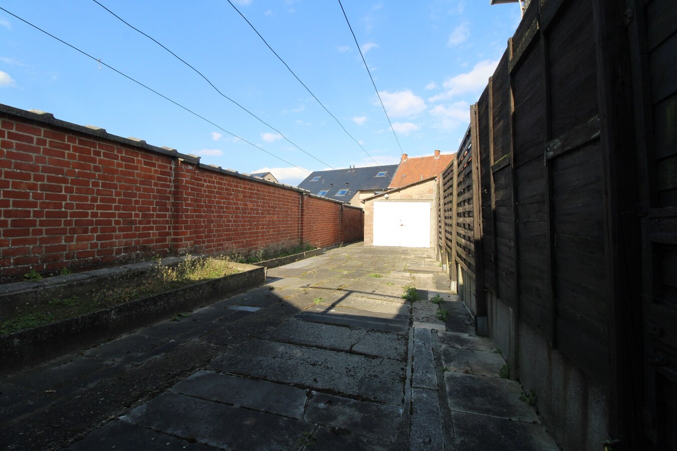 Woning met 2 slaapkamers, tuin en garage te Roeselare 