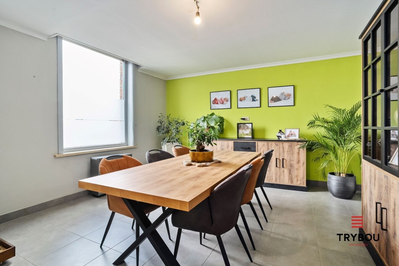 Uiterst ruime woning op het 'Stationsplein' in Merkem 