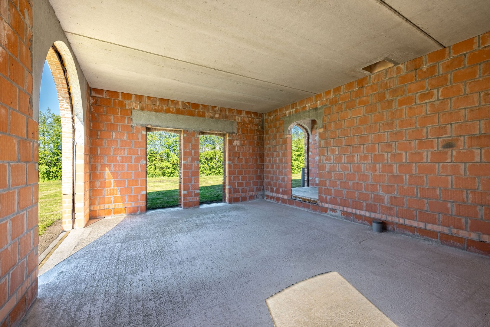 Landelijk gelegen ruwbouwhoeve met bijgebouwen op uitzonderlijk perceel van ca. 9.331 m² 