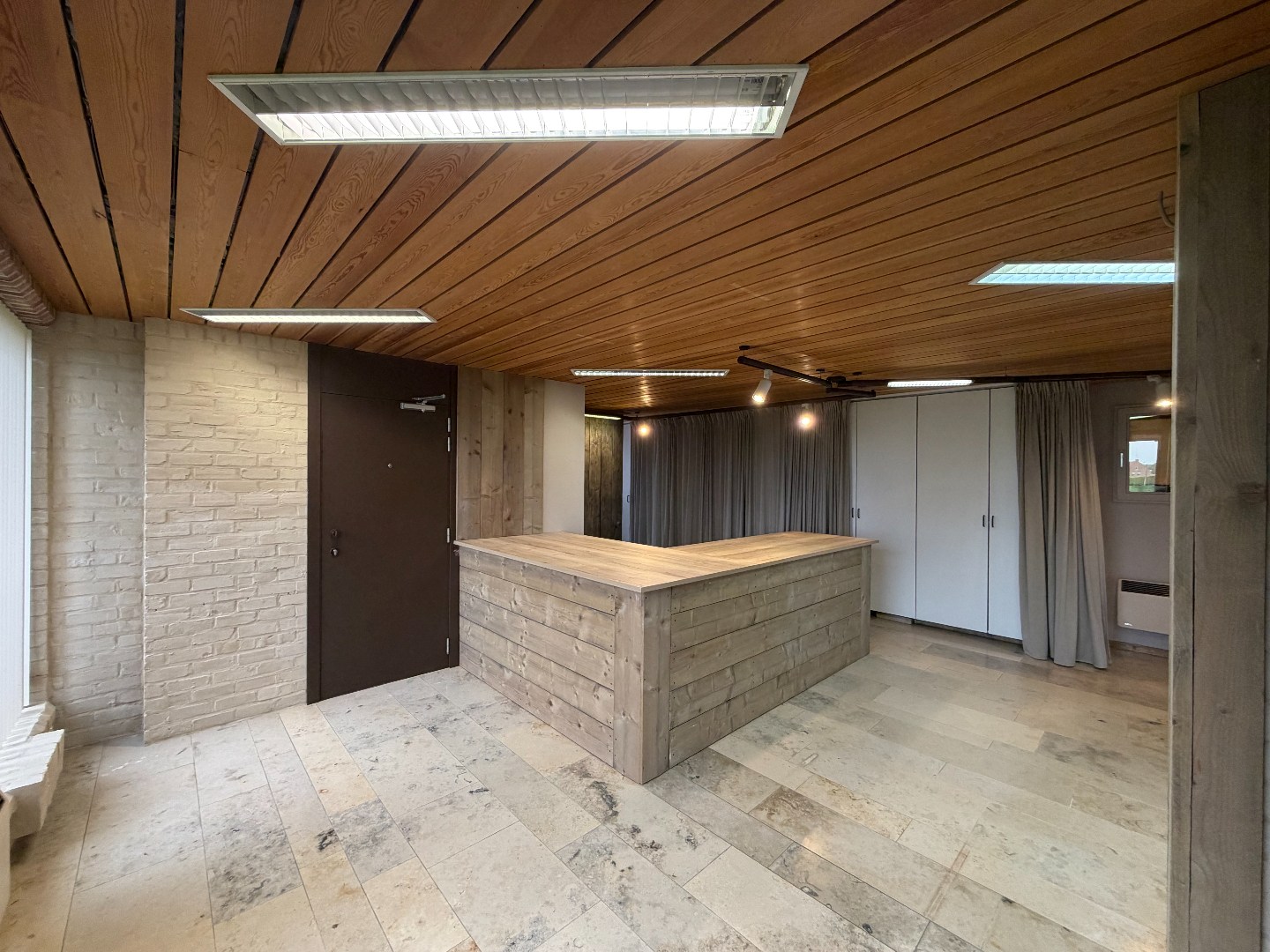 Commerciële ruimte van 134 m² met bijhorende parkingplaatsen 