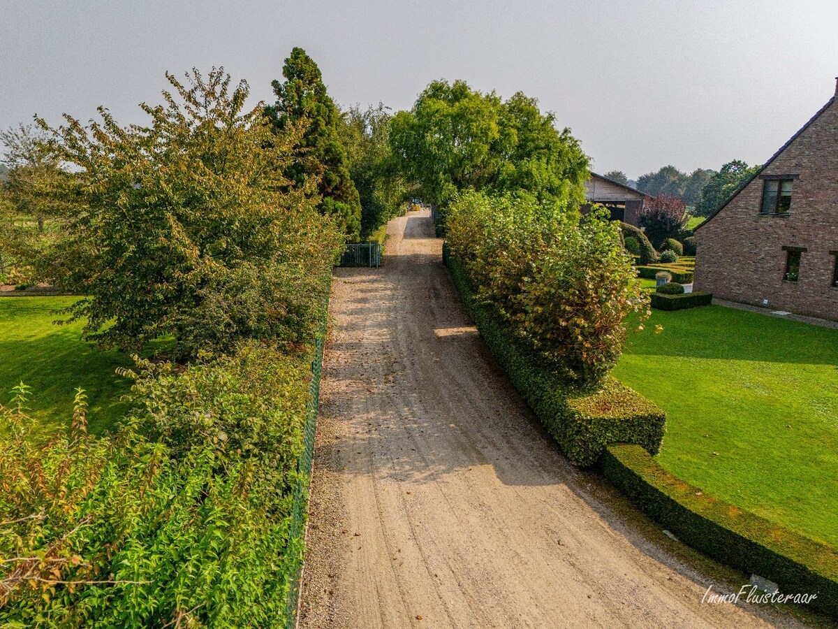 Prachtige villa met een ruim stalgebouw op ca. 2,2 ha te Dilsen-Stokkem 
